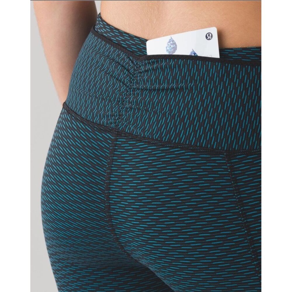Lululemon outrun 17" Crop Score Jacquard Black Indian Ocean Leggings Size 8 - Picture 4 of 16